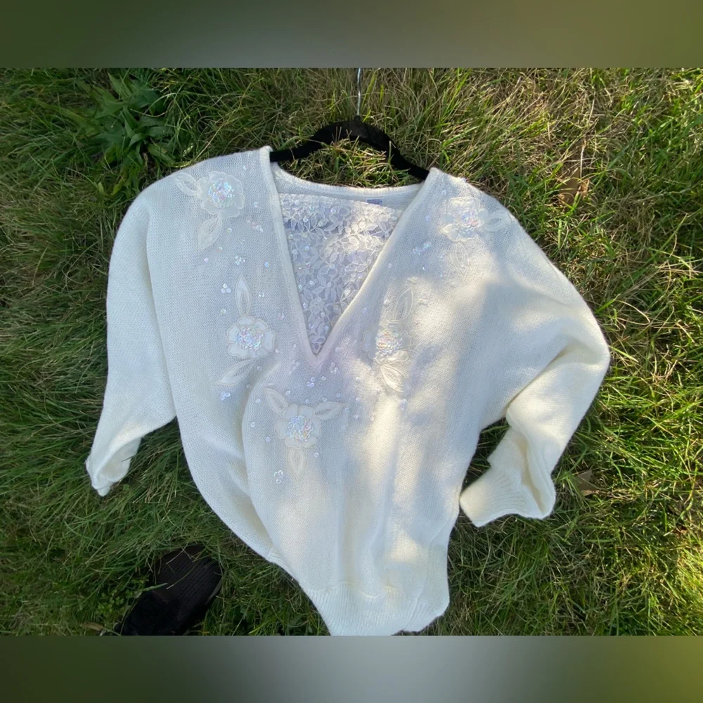VINTAGE MID CENTURY WHITE FLORAL SEQUINS V NECK BATWING SLEEVE SWEATER-CLASSIC S